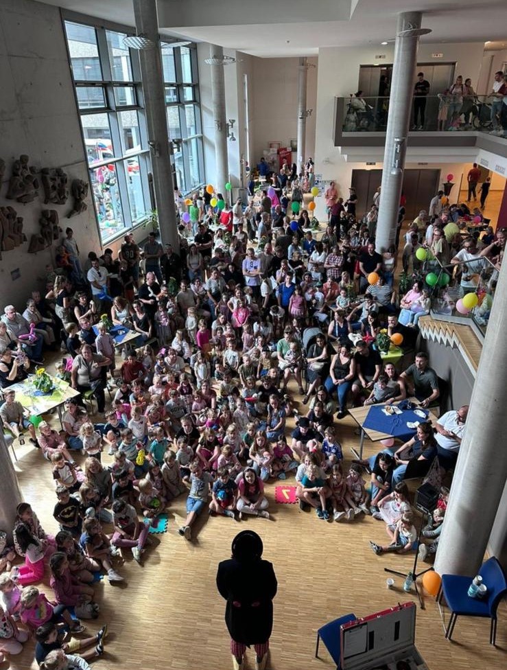 Zauberkünstler Batek bei einer Zaubershow vor vielen Kindern beim Tag des Kinderkrankenhauses in Neuwied