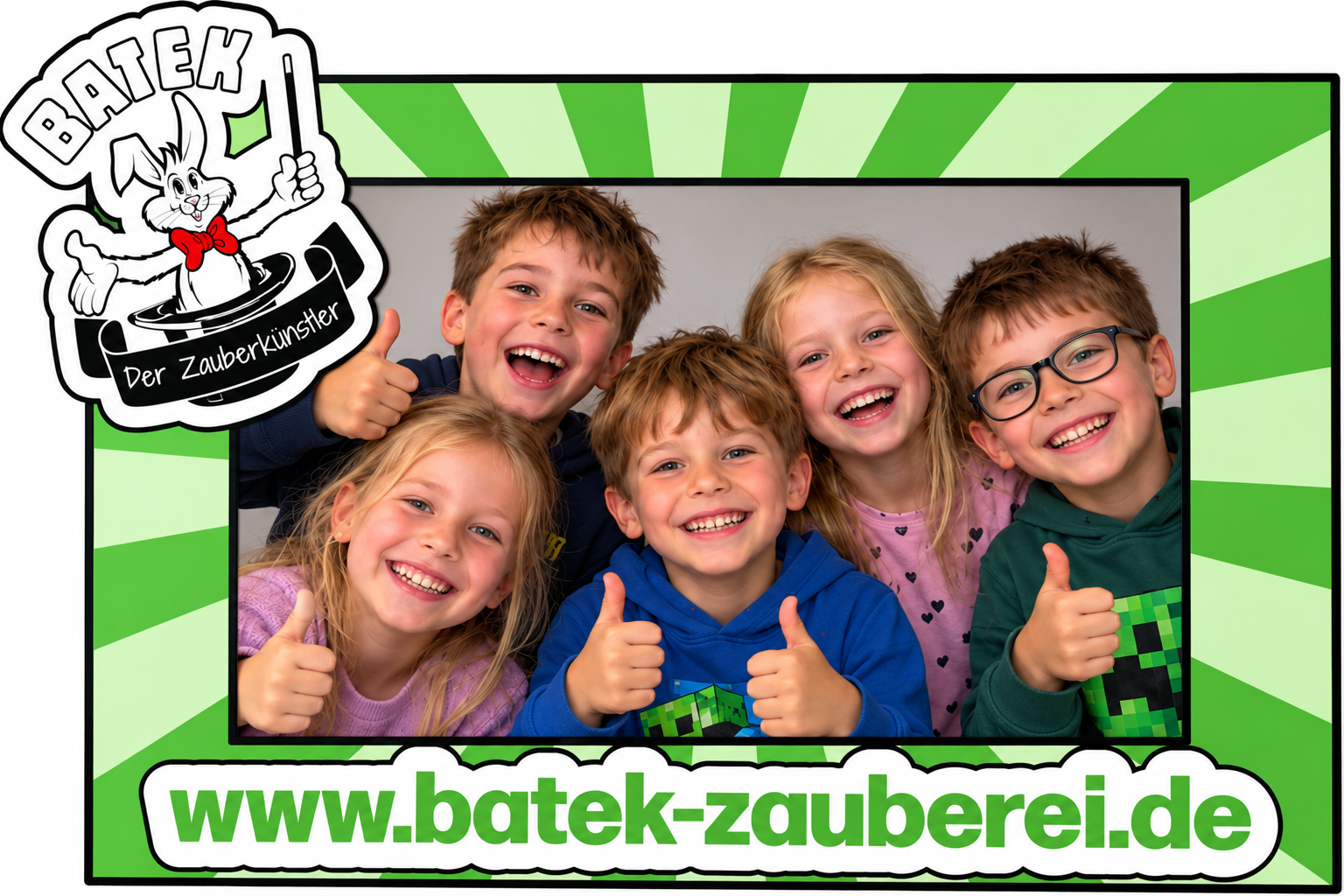 Fünf fröhliche, KI-generierte Kinder zeigen den Daumen hoch im grünen Batek-Fotorahmen mit Zauberhasen-Logo.